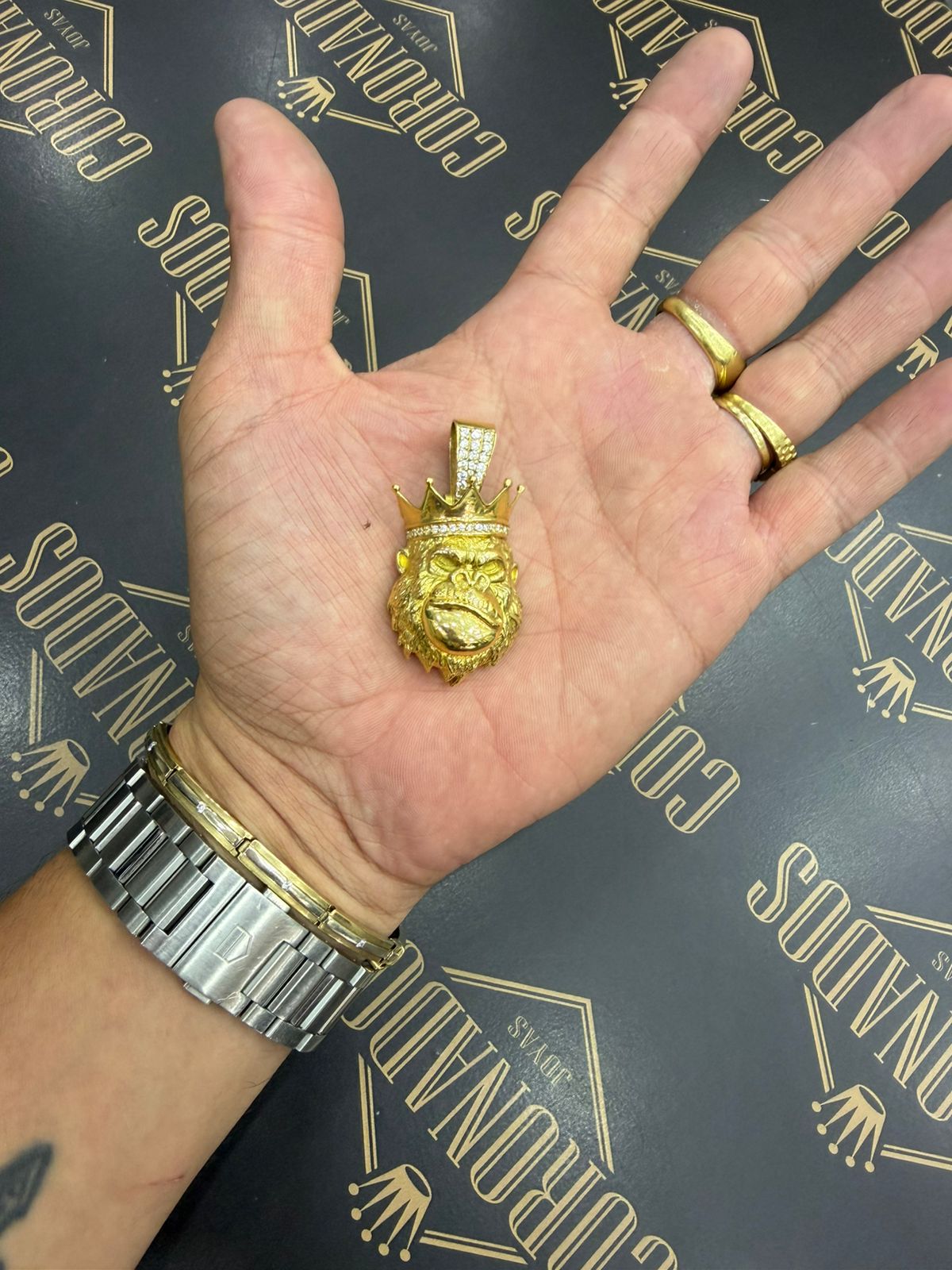 DIJE GORILA CON CORONA